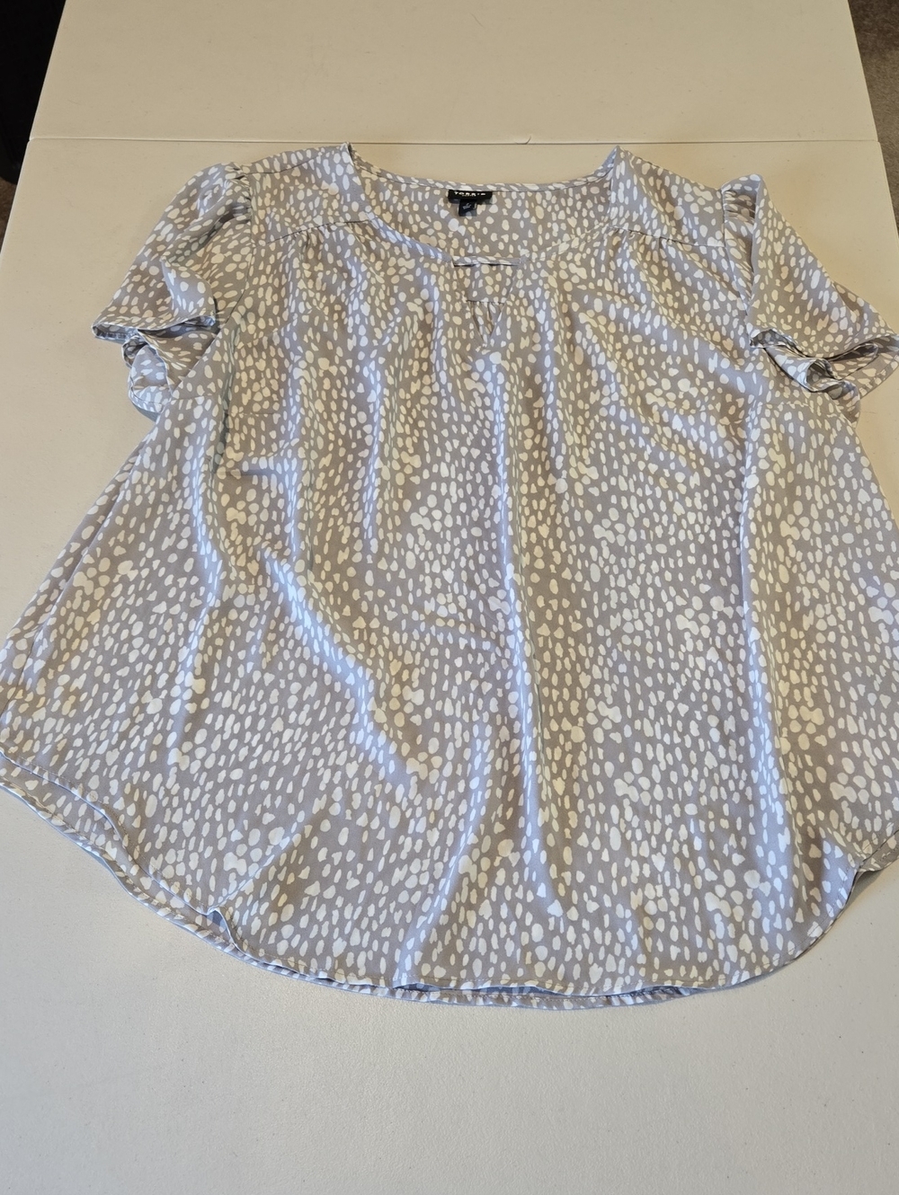 Torrid Harper Light Gray and White Printed Short-Sleeve Women's Blouse